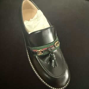 Brand new Gucci Black leather  Loafers with Tassel Detail size 32 us size 1